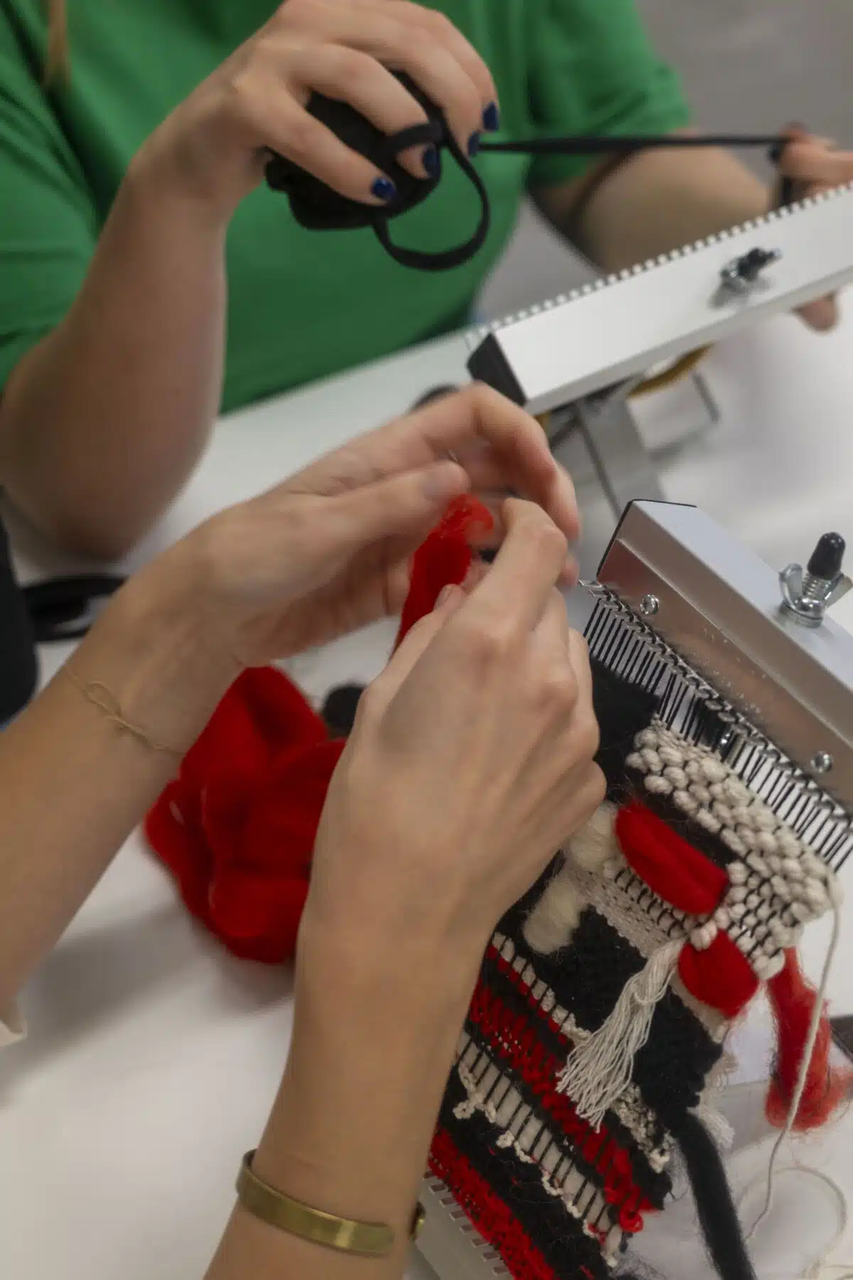 deelnemers workshop aan het werk op een mirrix weefgetouw