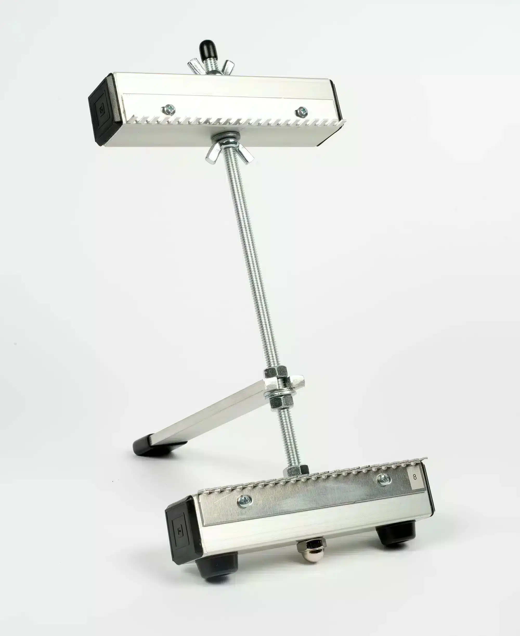 Zet je Chloe weefgetouw schuin op tafel met deze verstelbare Chloe staander. Ergonomisch, stabiel en compact. In de EU exclusief te koop bij Weefweelde.