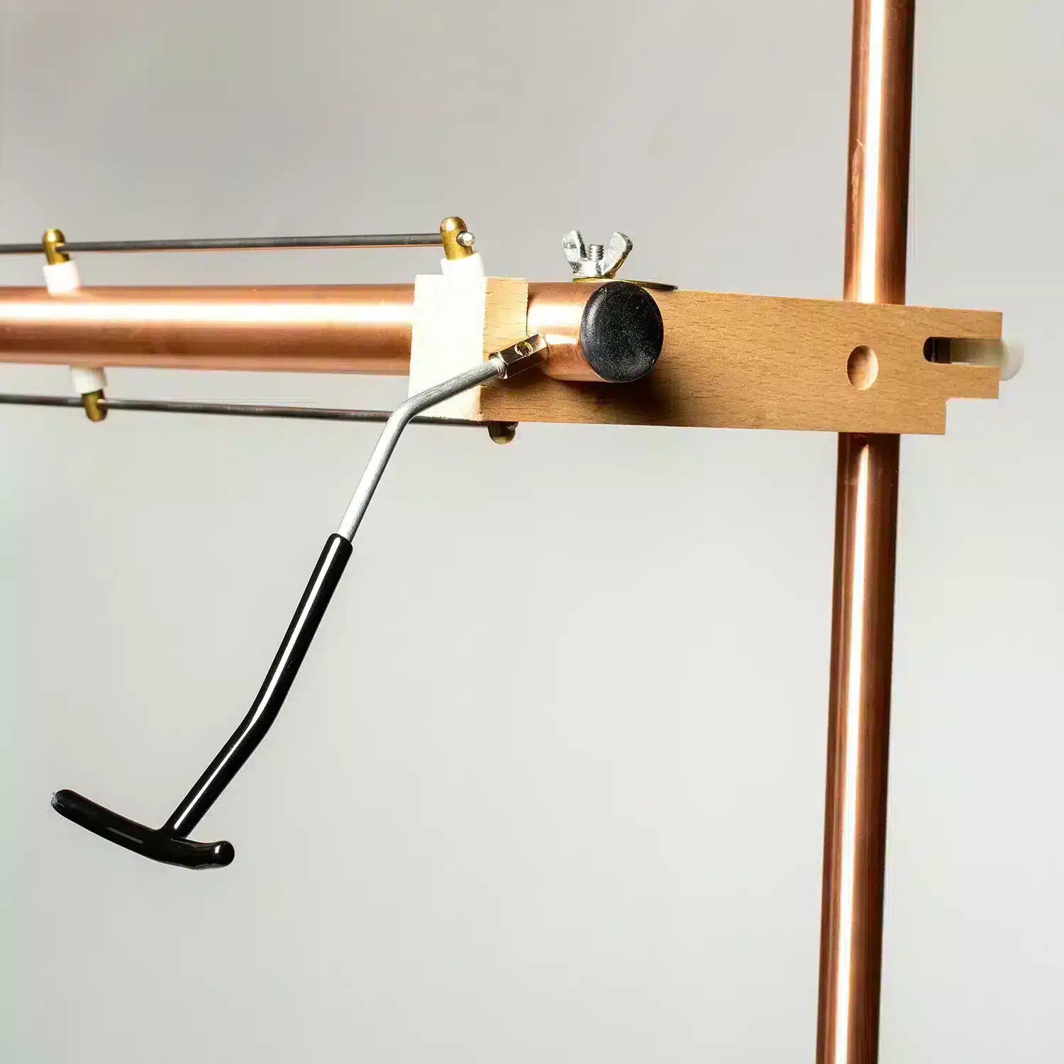 Meer ruimte tussen je kettingdraden? Met het verlengde steun hevelsysteem weef je makkelijker met klos, bol of steekspoel. Exclusief te koop bij Weefweelde.