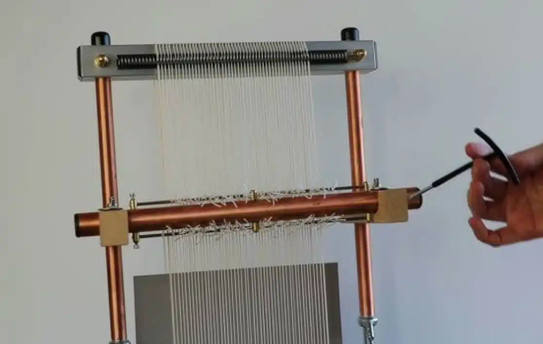 Hevelsysteem van Mirrix weefgetouw in werking, beschikbaar in Europa