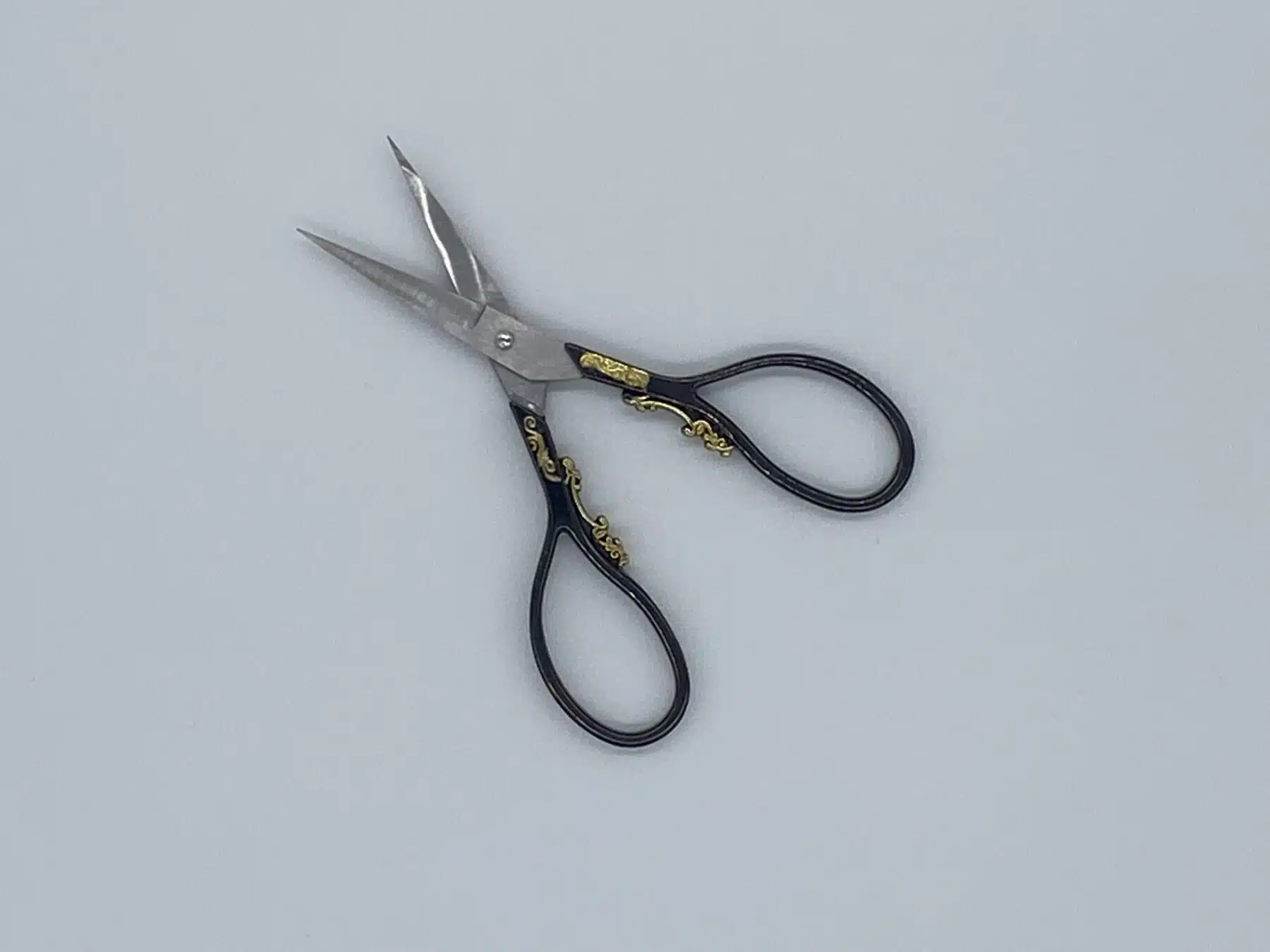 Élégantes ciseaux vintage avec poignées gracieuses, idéales pour l'artisanat et l'art textile