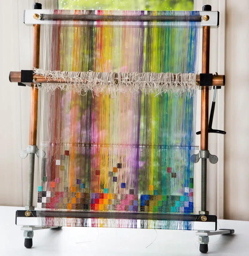 Mirrix weefgetouw met regenboogkleurige scheringdraden