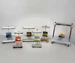 Liz Whiteside toont de Mirrix-weefgetouwen die ze in haar beginnersworkshop gebruikt